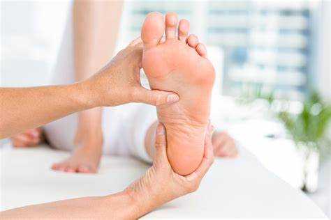 Dış kısımda ayağın yan tarafında yaşanan ağrı: Nedenleri ve tedavisi