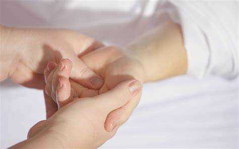 Ellerde ve parmaklarda ağrı: Nedenleri, semptomları ve tedavisi